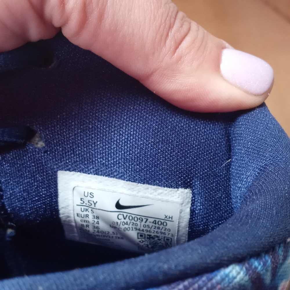 NIKE kids basketball sneakers 5.5Y - Picture 6 of 6